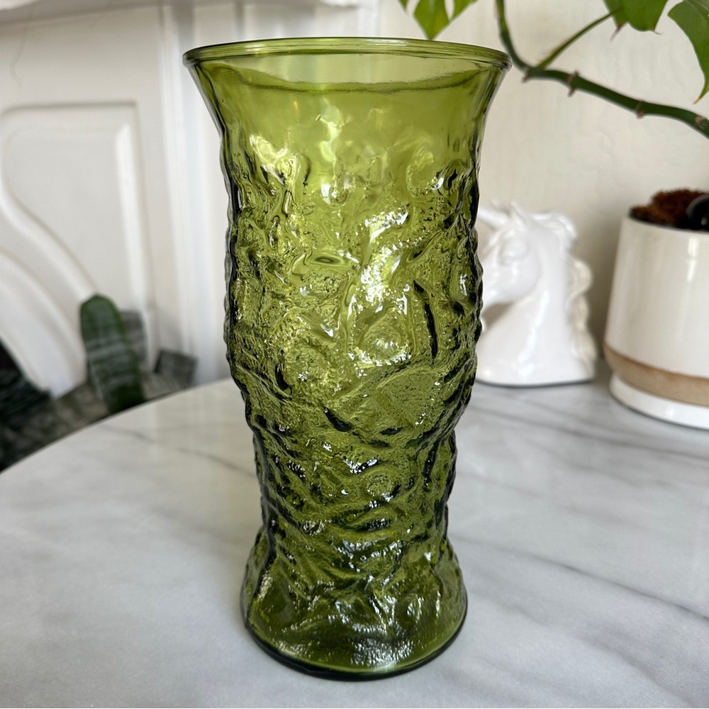 VINTAGE β’ E.O. Brody Glass Vase Moss Green Tall Hammered Flower Container USA - Picture 1 of 10
